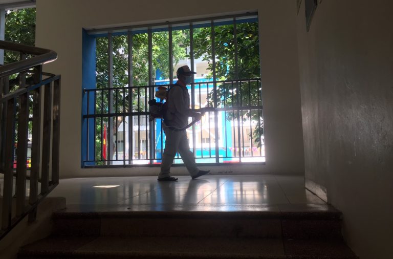 Trường Tiểu học Tô Vĩnh Diện phun thuốc muỗi tại các phòng học, khuôn viên nhà trường để phòng chống dịch bệnh truyền nhiễm  ￼ ￼￼￼￼