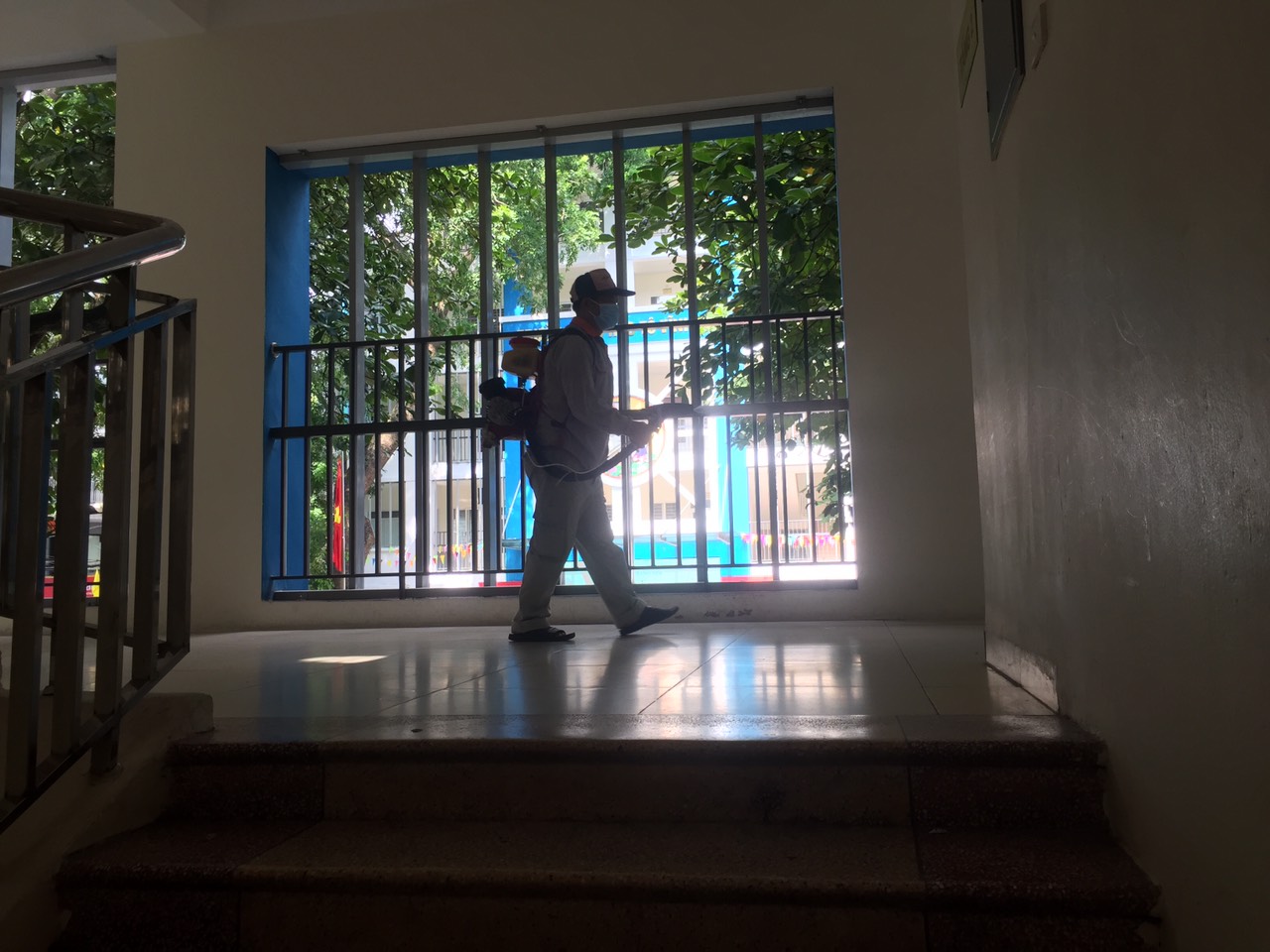 Trường Tiểu học Tô Vĩnh Diện phun thuốc muỗi tại các phòng học, khuôn viên nhà trường để phòng chống dịch bệnh truyền nhiễm  ￼ ￼￼￼￼