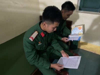 HỌC SINH VIẾT THƯ GỬI ĐẾN NHỮNG TRÁI TIM CỦA CÁC CHIẾN SĨ Ở ĐẢO NGƯ HỌC SINH VIẾT THƯ GỬI ĐẾN NHỮNG TRÁI TIM CỦA CÁC CHIẾN SĨ Ở ĐẢO NGƯ