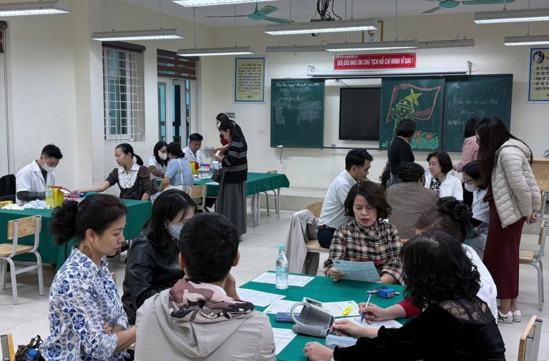NHÀ TRƯỜNG TỔ CHỨC KHÁM SỨC KHỎE TỔNG QUÁT CUỐI NĂM CHO CÁN BỘ, GIÁO VIÊN, NHÂN VIÊN