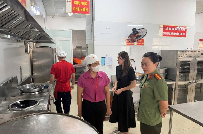 KIỂM TRA BẾP ĂN TRƯỜNG TIỂU HỌC TÔ VĨNH DIỆN: ĐẢM BẢO AN TOÀN THỰC PHẨM